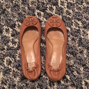 Tory Burch tan Reva flats. Sz 10